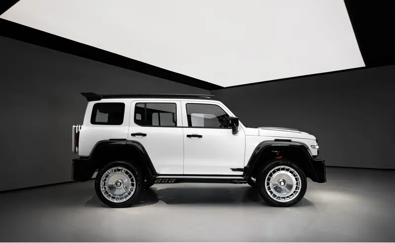 HANTOUR: Tank 300 Black and White Customization: A Two-Way Journey of Wildness and Luxury
