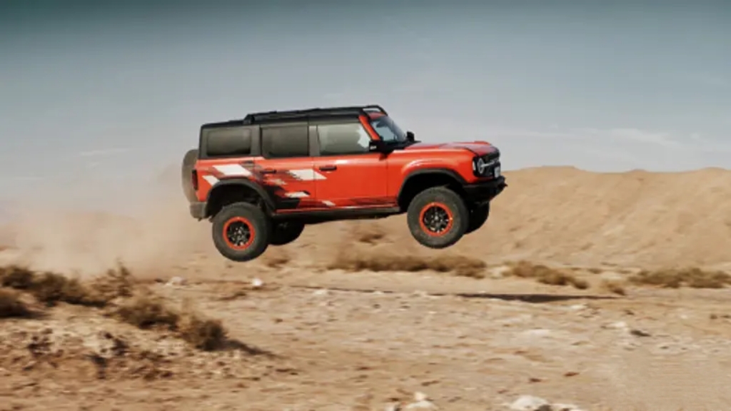 HANTOUR：There's no help for it—Ford Bronco is just more adept at having fun than the Prado.