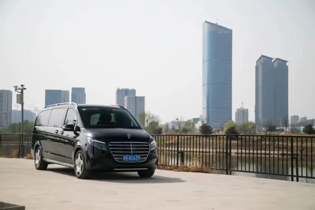 HANTOUR:Mercedes-Benz V-Class: Your Real Mobile Living Room on the Go